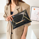 Bolso de Mano en Charol con Patrón de Cocodrilo