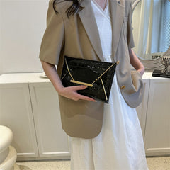 Bolso de Mano en Charol con Patrón de Cocodrilo